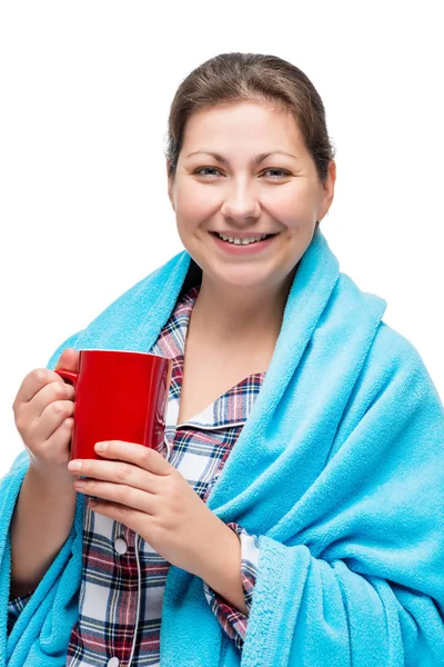 A frozen girl in a plaid with a red mug of hot tea on a white ba — Stock Photo, Image