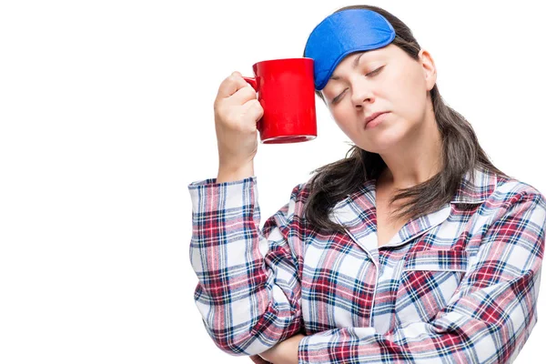 Bir kupa kahve uyan ve içinde neşelendirmek çalışan kızla — Stok fotoğraf
