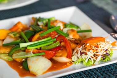 Karides tatlı ekşi soslu kapat-u'bir tabakta sebze