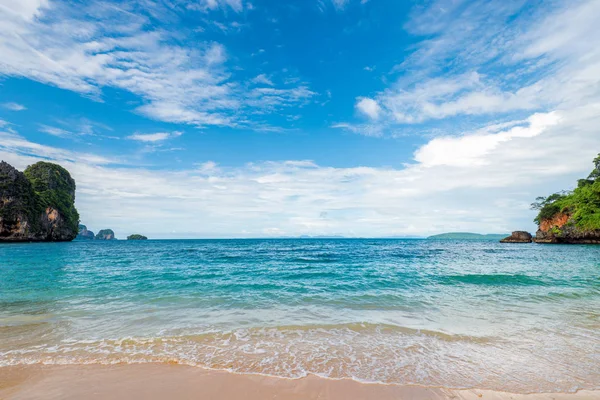 Gyönyörű tengerre és a resort Krabi Thaiföld homok — Stock Fotó
