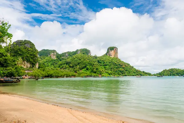 Gröna berg och havsutsikt, vackra Thailand — Stockfoto