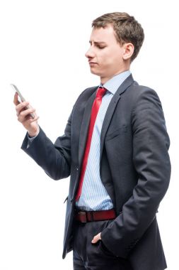 Ciddi dalgın işadamı seyir telefon üzerinde beyaz bir ba