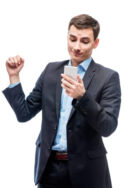 Joyeux homme d'affaires réussi avec un téléphone dans les mains sur un b blanc — Photo