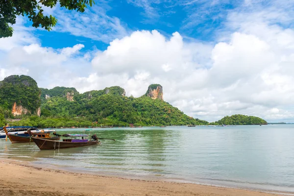 Gyönyörű festői hegyekkel és az Andamán-tenger, Thaiföld — Stock Fotó