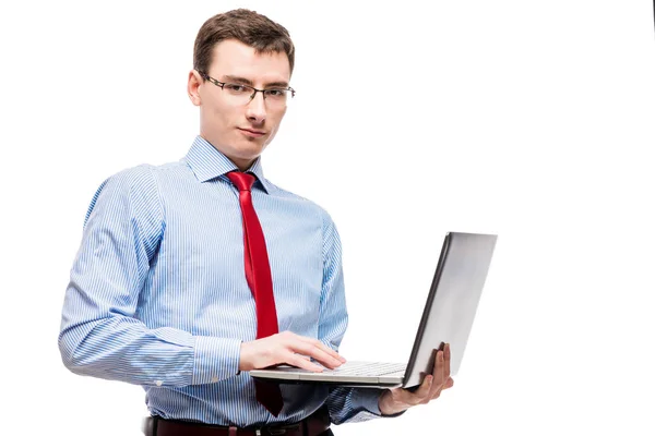 Horisontella porträtt av en affärsman med en laptop på en vit ba — Stockfoto