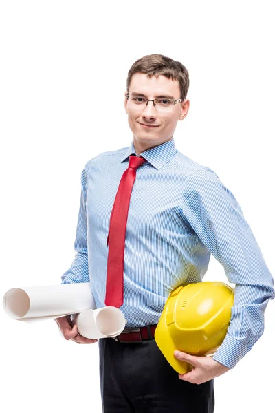 Hombre con camisa azul sostiene un casco y planos en el fondo blanco —  Fotos de Stock