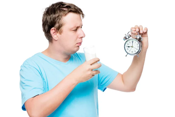 Un vaso de leche antes de acostarse a las 9 pm, un retrato de un hombre — Foto de Stock