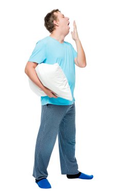 Uykulu erkek pijama kükrüyor, beyaz ba üzerinde tam uzunlukta portre