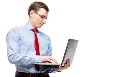 Laptop Studio beyaz arka planda çalışan patron