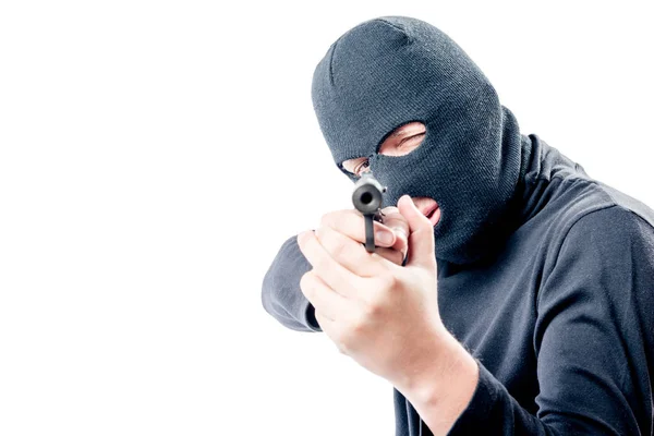 Ein Mann mit Pistole in Maske und schwarzer Kleidung zielte auf dich. — Stockfoto