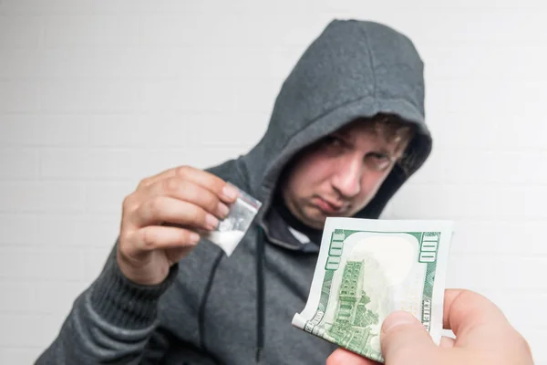 Drug dosis van een drugsdealer op straat te kopen, met de hand in clo — Stockfoto