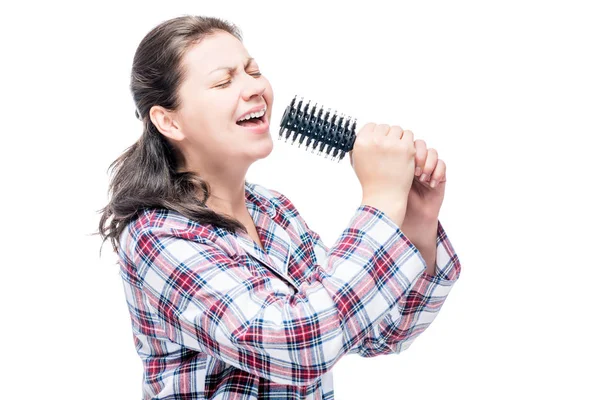 Портрет певца в пижаме с расчёской для волос на белом — стоковое фото