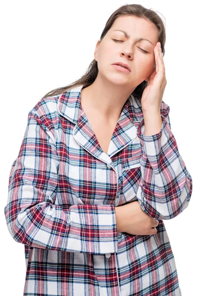 Mujer infeliz en pijama con un fuerte dolor de cabeza, en una espalda blanca — Foto de Stock