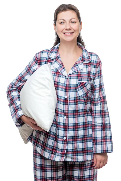 Mujer joven sonriente en pijama con almohada posando sobre fondo blanco —  Fotos de Stock