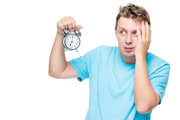 Retrato de un hombre somnoliento con problemas con un reloj despertador en blanco b — Foto de Stock