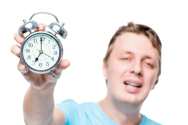 Close-up de um despertador em uma mão masculina sobre um fundo branco — Fotografia de Stock