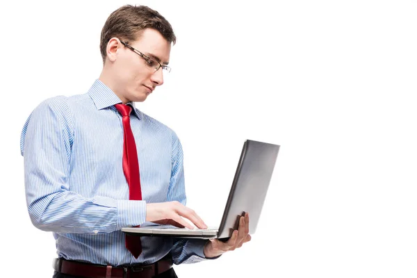 Jefe trabajando en portátil sobre fondo blanco en el estudio — Foto de Stock