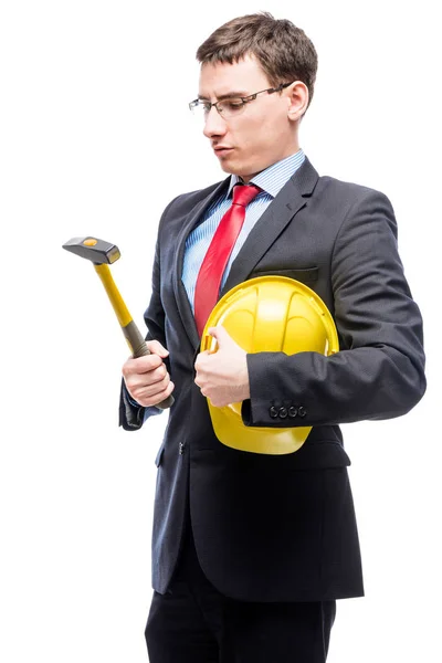 Chefe com um martelo e capacete em um fundo branco — Fotografia de Stock