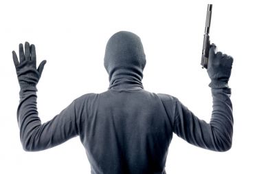 Suçlu bir yün bir tabancayla ortaya çıkar ellerini yukarıya ile bir