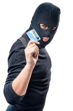 Beyaz bir arka taraftan bir banka kartı ile siyah giysili hacker