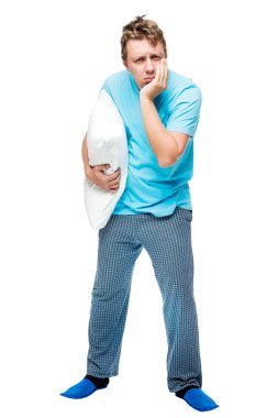 Uykulu adamla bir yastık üzerinde beyaz bir backg elinde pijama