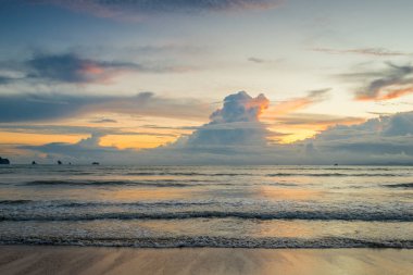 Adriyatik Denizi düzgün suları üzerinde çarpıcı bir gün batımı 