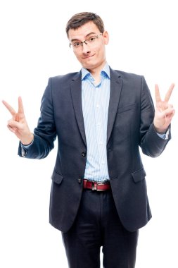 İş takım elbiseli beyaz arka plan üzerinde poz rahat iş adamı