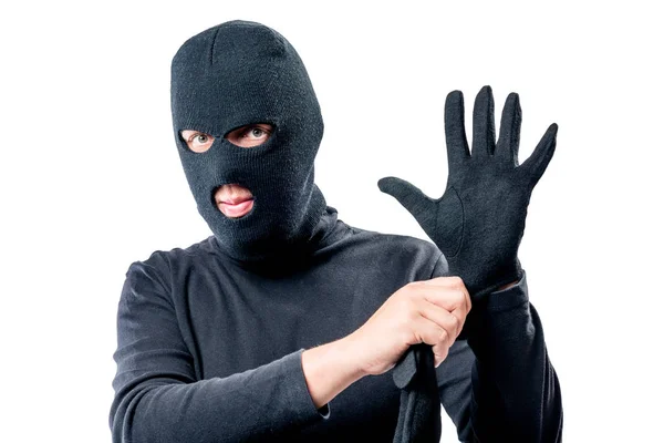 Портрет грабителя в маске на лице выпрямляет перчатку о — стоковое фото