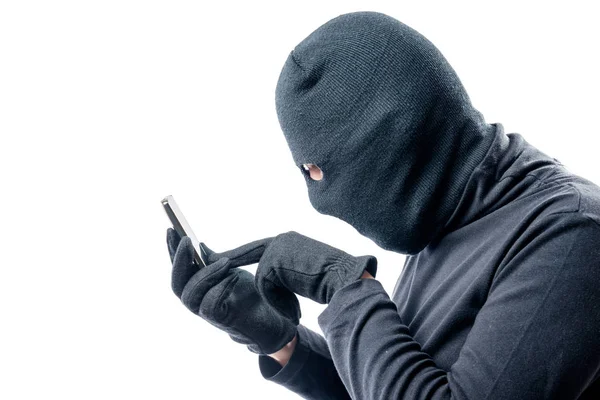 Ritratto di un hacker con un cellulare rubato su un dorso bianco — Foto Stock
