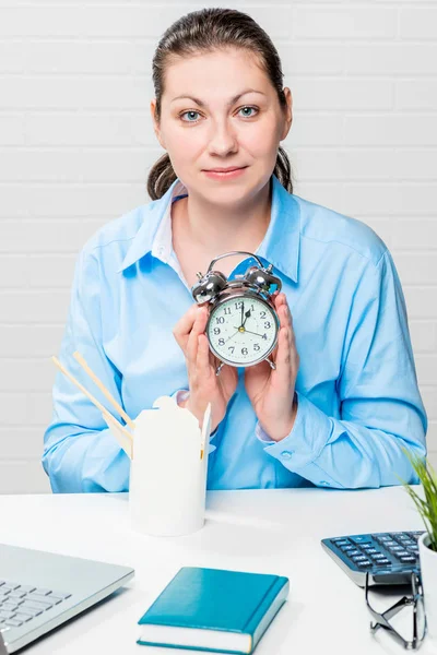 Retrato vertical de mulher de negócios na mesa com um alarme cl — Fotografia de Stock