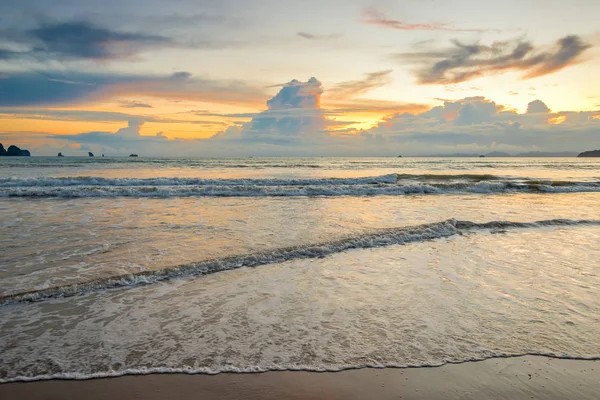 Beau coucher de soleil sur la mer dans les tons oranges et les vagues de la s — Photo