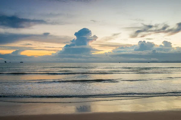 Beaux nuages lourds à l'horizon dans les rayons du décor — Photo