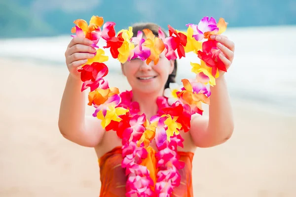 Chica en la playa da la bienvenida a los huéspedes con Lei floral tradicional Ha —  Fotos de Stock