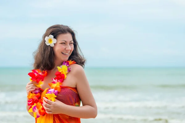 Ragazza sullo sfondo del mare in pareo e Hawai tradizionale — Foto Stock