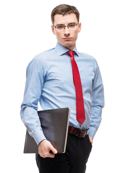 Jeune comptable expérimenté en chemise bleue tient un ordinateur portable, portr — Photo
