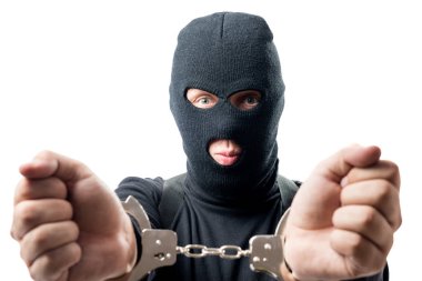 Tutuklanan suçlu elleri kelepçeli gösterir.