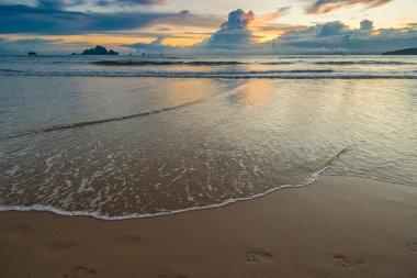 Kumdaki plaj ve th on sunset kenarına