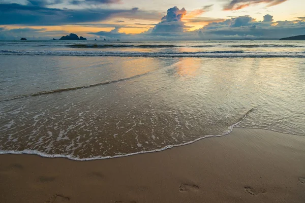 Kumdaki plaj ve th on sunset kenarına