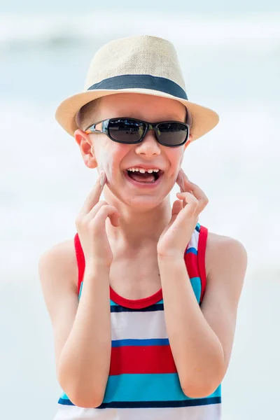 Portret vertical al unui băiat fericit împrăștiat cu față cremă — Fotografie, imagine de stoc