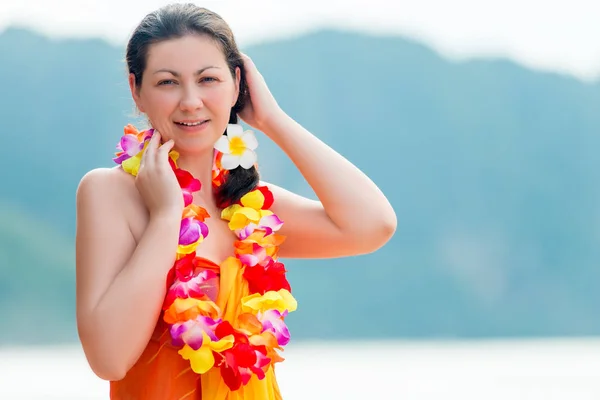 Mooie brunette met kralen traditionele floral Hawaiian lei op — Stockfoto