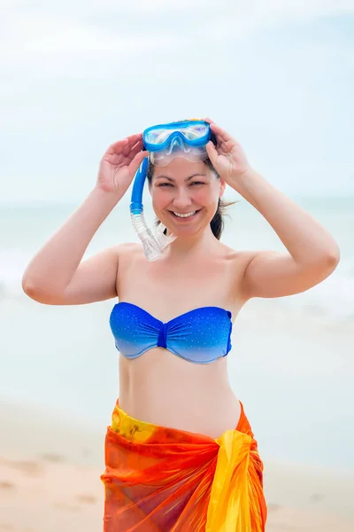 Porträt einer Frau im Bikini mit Tauchermaske auf dem Rücken — Stockfoto