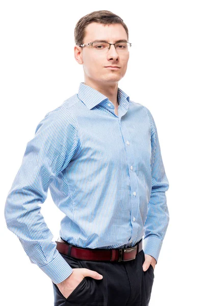 Succesvolle man met bril en blauw shirt op witte achtergrond — Stockfoto