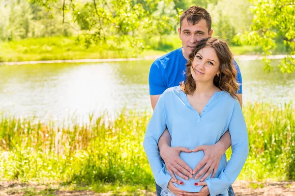 Feliz casal no parque perto do lago — Fotografia de Stock