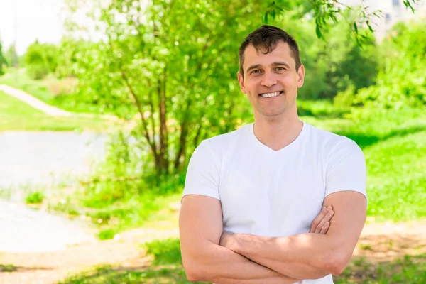 Yakışıklı mutlu adam 35 yaşında gülümseyen, yatay dikey 