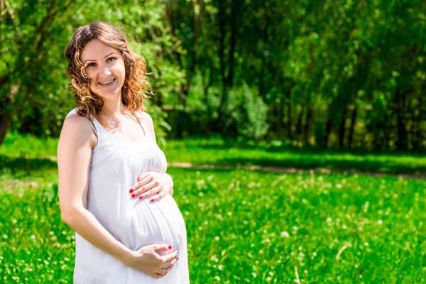 Retrato de una futura madre feliz en anticipación de un niño en — Foto de Stock