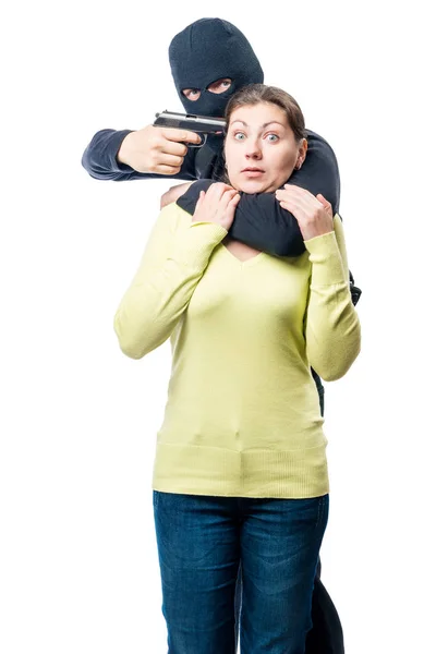 Um criminoso perigoso com armas e uma jovem mulher de costas brancas — Fotografia de Stock