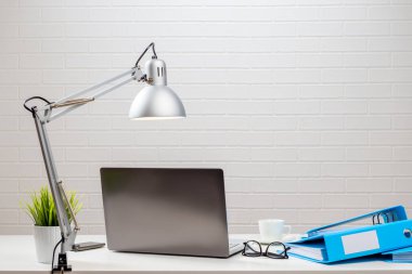 Bir işadamı işyeri şık dekore edilmiş