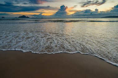 Karanlık akşam peyzaj - ufukta Tayland'da günbatımı