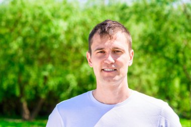 Esmer 35 yaşında arka plan üzerine beyaz bir tişört içinde bir 