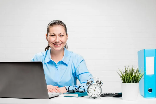 Businesswoman at the table in the office working on the computer — Stock Photo, Image